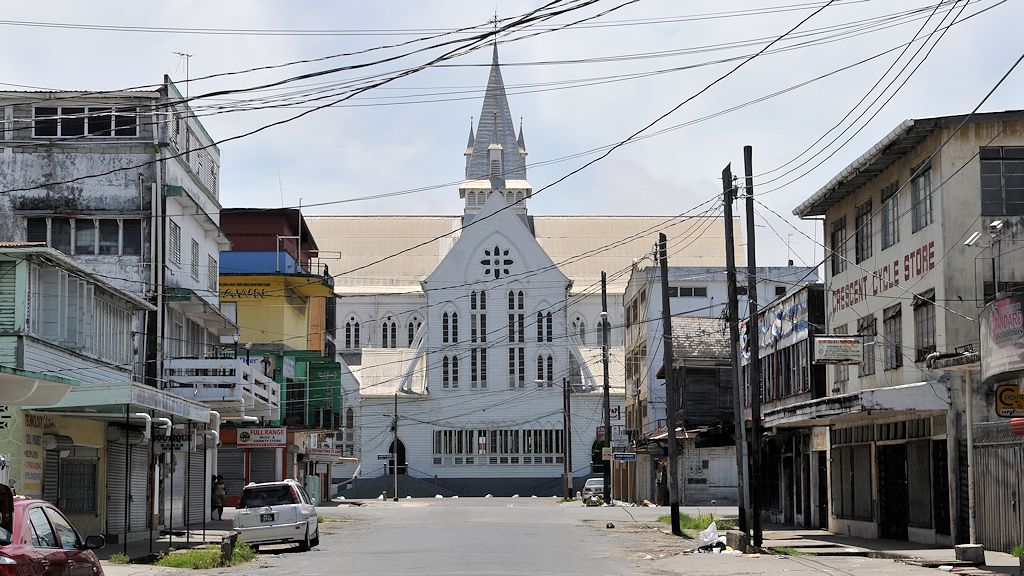 Straßenbild mit St. Georges Cathedral,
eine der größten Holzkirchen der Welt.
8746
