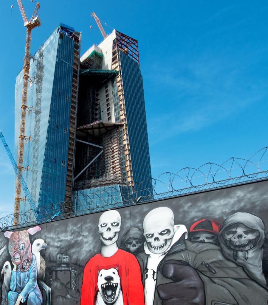 Straßenkunst bei der EZB-Baustelle in Frankfurt am Main.
Nikon D800 - Nikkor 16-35