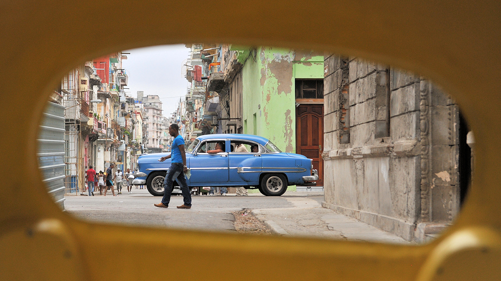 Straßenszene in Havanna
Chevrolet Bel Air fotografiert durch ein Coco-Taxi gesehen
5508a