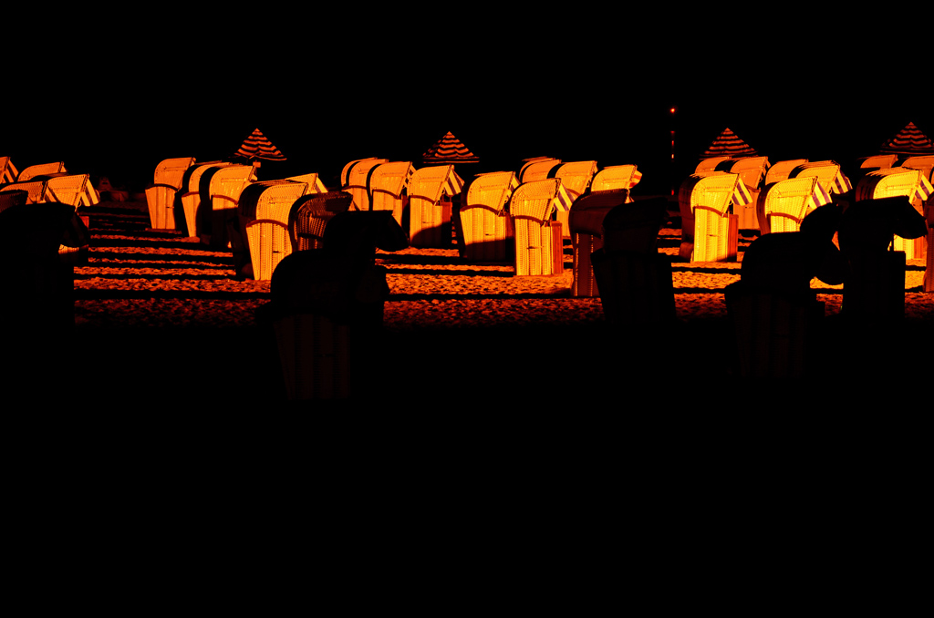 Strandkörbe bei Nacht