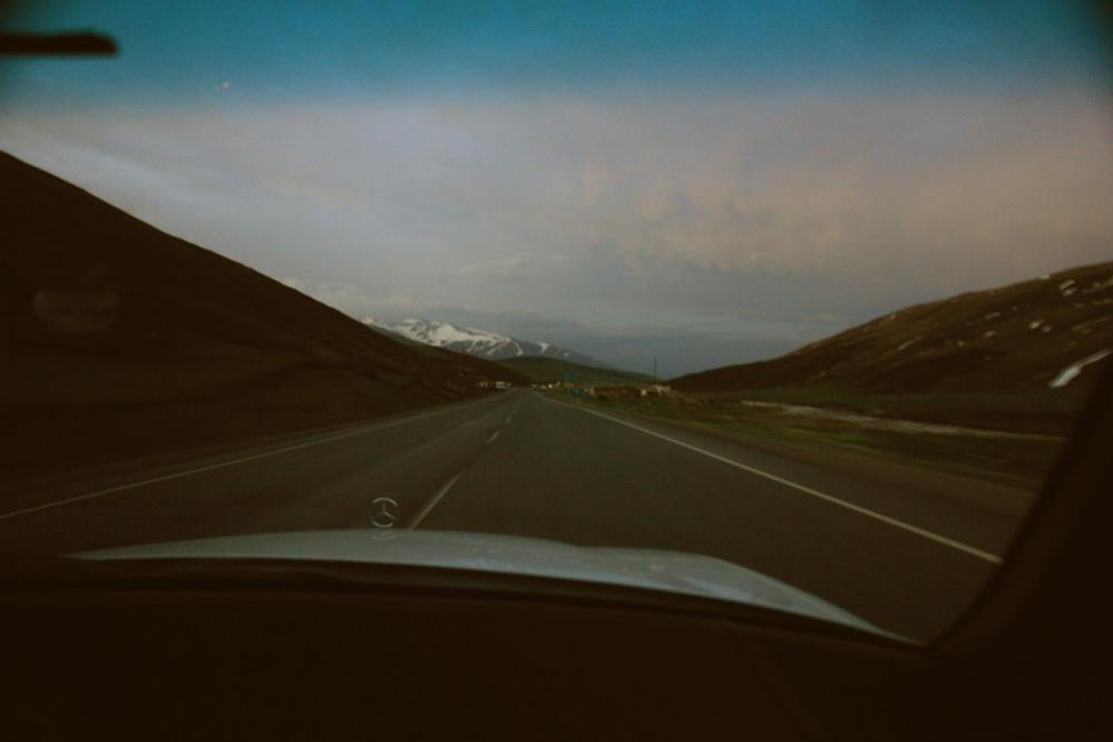 street trough the mountains