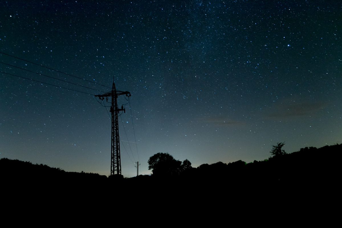 Strommast unter dem Sternenhimmel
