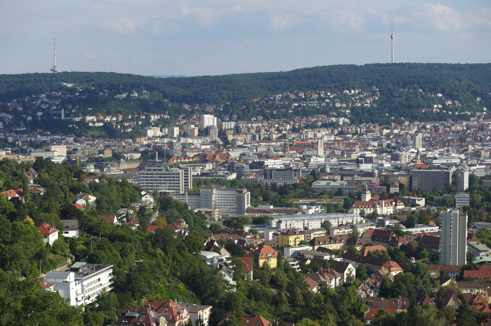 Stuttgart, 09.05.2010, später Nachmittag. Blick vom Bismarckturm auf die Stadtmitte. 

Nikon D700, Zoom-Nikkor 4.5/80-200 mm AI. Brennweite 80 mm, ISO