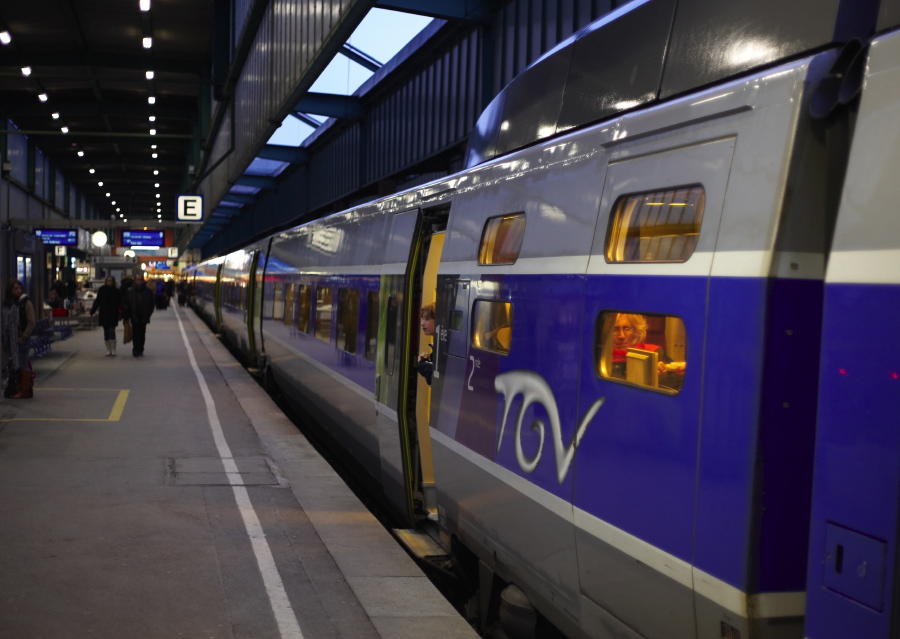 Stuttgart-Hauptbahnhof, 27.12.2009, 17:37. Der TGV nach Paris steht abfahrbereit, wartet aber noch auf den ICE München-Berlin, um weitere Fahrgäste au