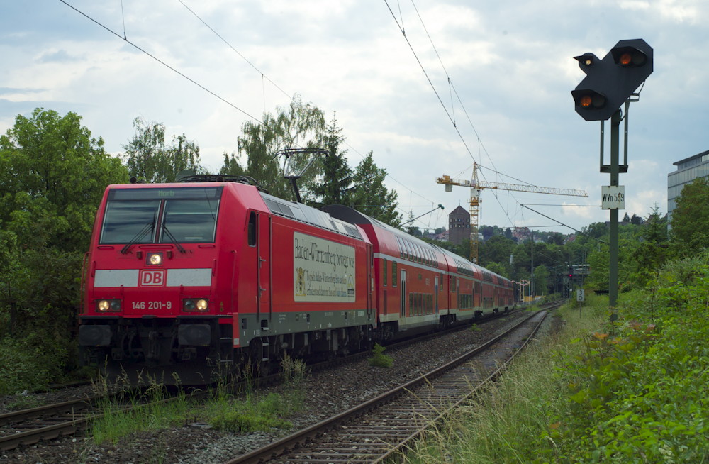 Stuttgart-Nord, 22. 05. 2011. Der Regionalzug aus Horb auf der Gäubahn, kurz vor der Einfahrt in den Stuttgarter Hauptbahnhof. Leica M8, Voigtländer U