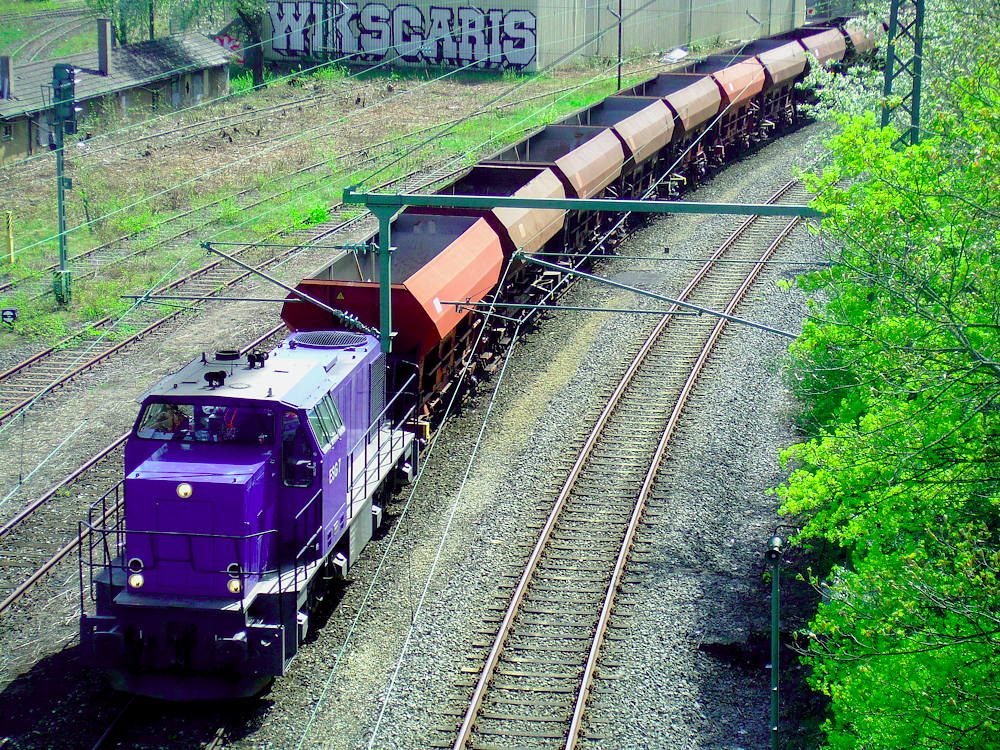 Stuttgart-Nordbahnhof, 11. 03. 2011. Die Lok Nr. 7 (MaK G1205) der Eisenbahn-Servicegesellschaft mbH aus Bietigheim (Baden-Württemberg) zieht einen le
