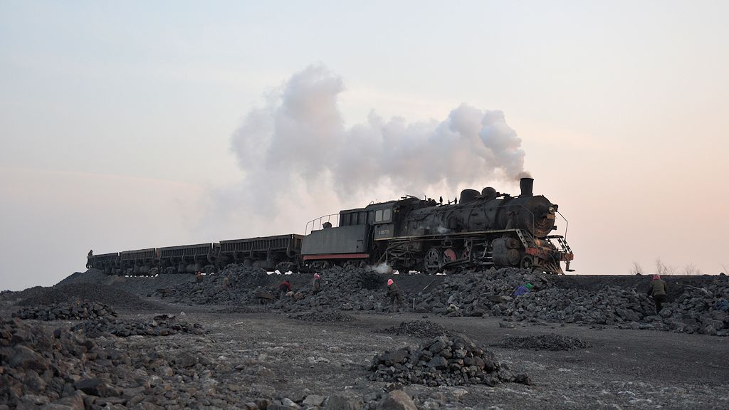 SY0770 auf der Abraumhalde in Fuxin
Im Vordergrund wird der Abraum sortiert und
nach Kohlestücken durchsucht
3809