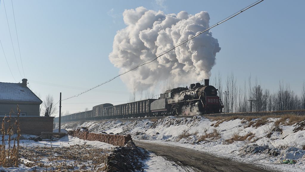 SY1052 fährt mit einem Leerwagenzug aus Wufeng
5157