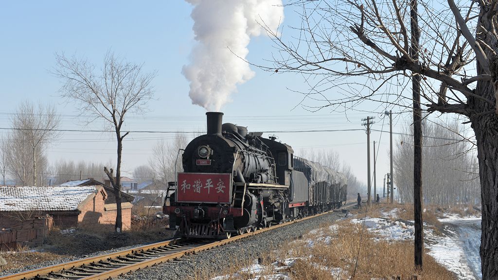 SY1085 mit einem kurzen Zug
zwischen Wufeng und Zhuangmei
5218