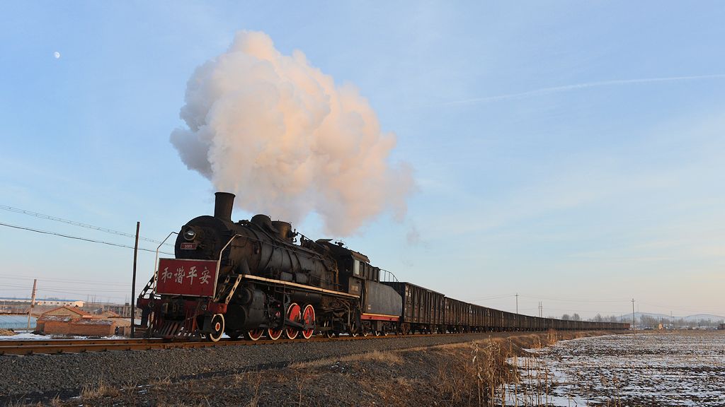 SY1085 mit Leerwagenzug zwischen
Wufeng und Zhuangmei
5343