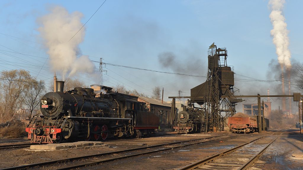SY1359 und SY1319 im Bahnbetriebswerk Fuxin
3584