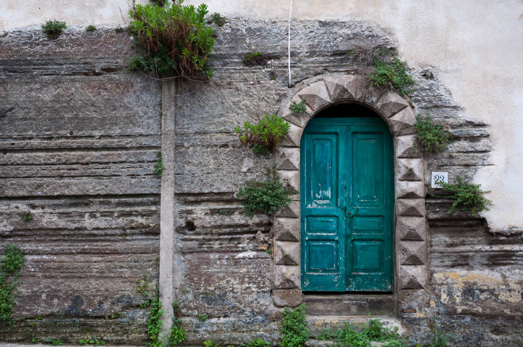 Tür in Felswand auf Procida