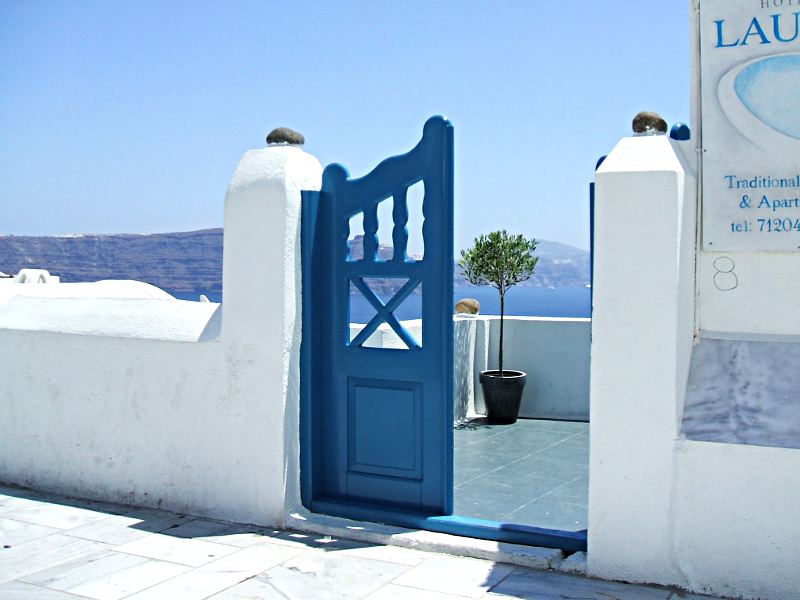 Tür zu einem Restaurant in Oia / Santorini mit Calderablick