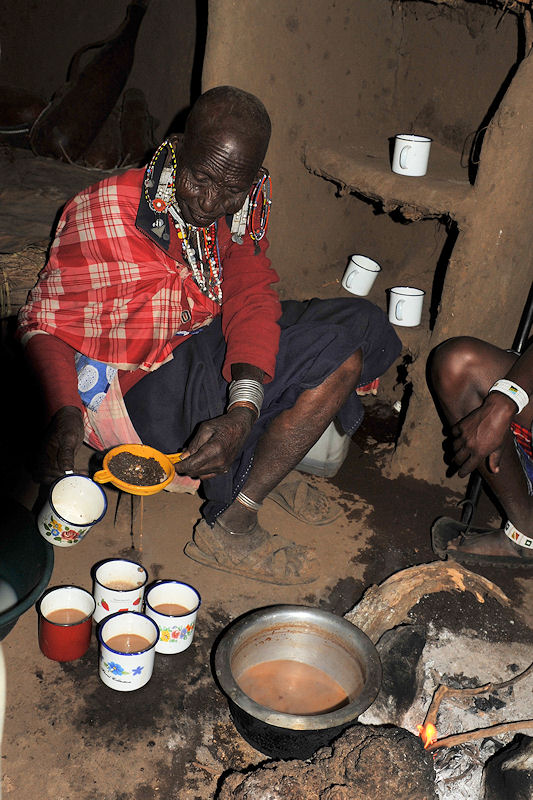 Tea Party bei Oma Koko.
Auf offenen Feuer wird Kuhmilch mit Tee gekocht
und durch ein Sieb in die Tasschen geschüttet.
7489