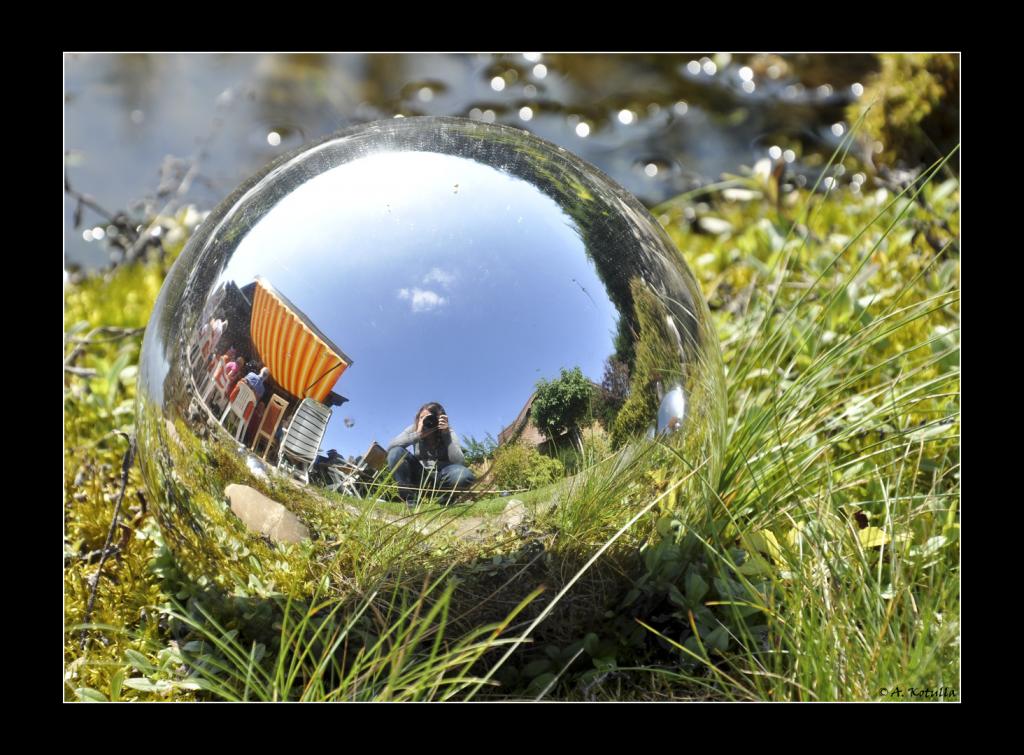 Teichkugel mit Spiegelung

Kamera: Nikon D90
Objektiv: 18.0-105.0mm f/3.5-5.6
Belichtung: 1/320 Sek. bei f/9.0
Brennweite: 92mm
Empfindlichkeit: ISO 2