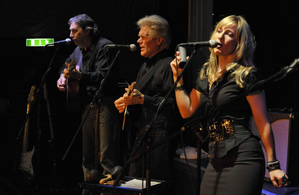 "The Gathering": Wunderbar verknitterte Folkrock-Legenden mit der stimmstarken jungen Sängerin Kristina Donahue (rechts) in den Ansbacher Kammerspiele