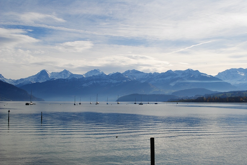 Thuner See am Vormittag mit dem "Dreigestirn" in Hintergrund