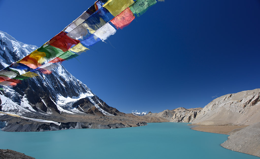 Tilicho See mit Gebetsfahnen klein
