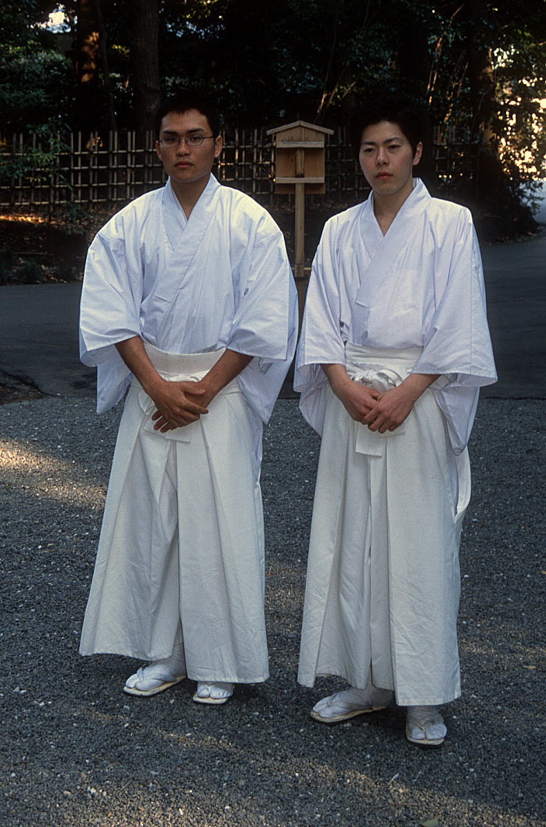 Tokyo, Mönche Meiji-Schrein.jpg