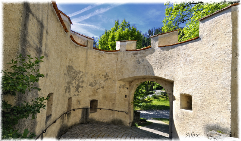 Torbogen am Schloß Bruck