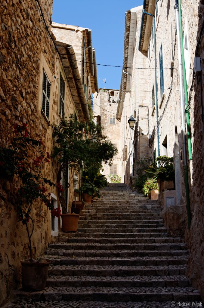 Treppe in Fornalutx / Mallorca
Aufnahmedatum: 02.12.2012

Kamera: Nikon D5100
Objektiv: Nikkor 18 - 105 mm
Blendenzahl: F/6.3
Belichtungszeit: 1/160 S