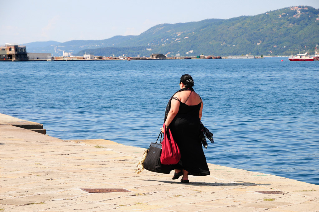 Triest Black in the Sun
Beleibte schwarz gekleidete Dame am Hafen von Triest