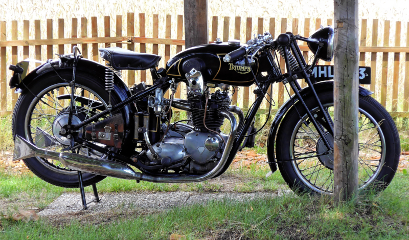 Triumph Speedtwin rechts.jpg