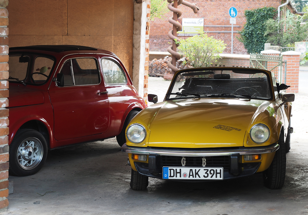 Triumph Spitfire 1500, Fiat 500 Front.jpg