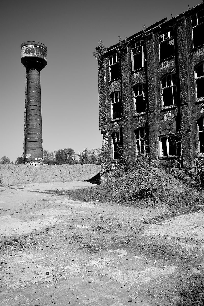 Turm und Gebäude von der anderen Seite