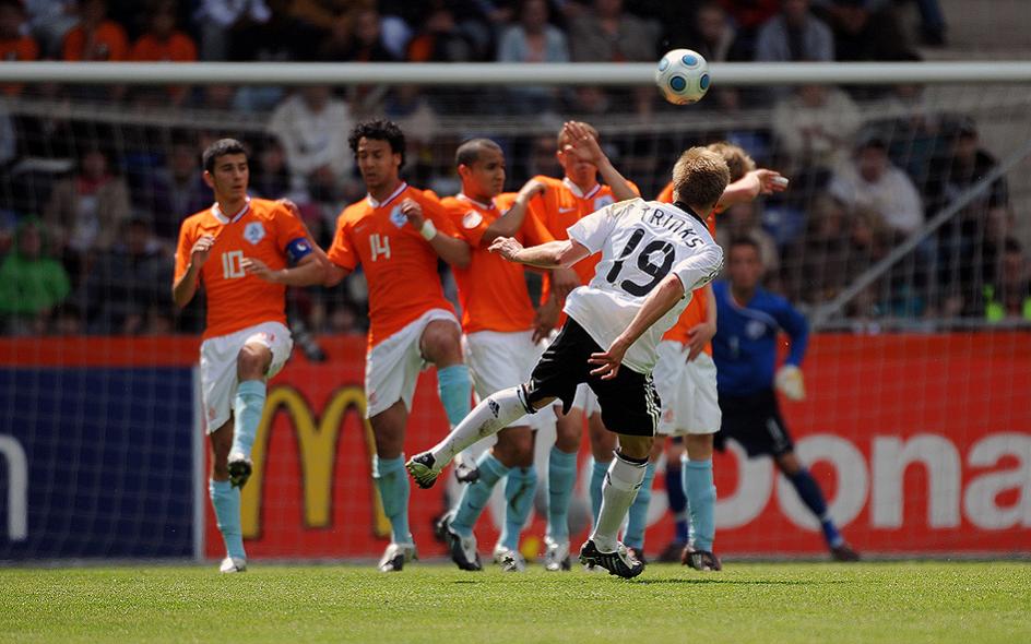 U17 Finale 2009
Florian Trinks zirkelt den Ball über die niederländische Mauer zum 2:1-Siegtreffer