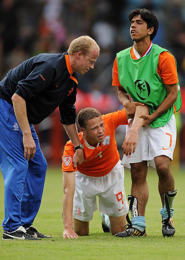 U17 Finale 2009
Untröstlich war nach dem Schlusspfiff Hollands Stürmer und Schütze des 1:0, Luc Castaignos