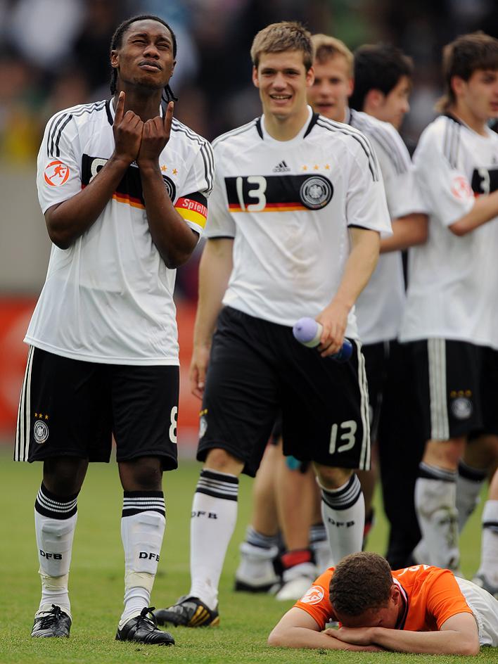 U17 Fußball EM 2009
Endspiel Deutschland-Niederlande
Deutschlands Kapitän Reinhold Yabo im "Siebten Himmel" Hollands Luc Castaignos am Boden zerschmet
