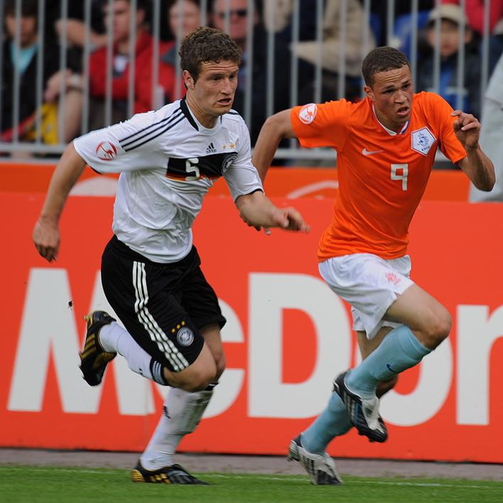 U17 Fußball EM Endspiel 2009
Deutschland-Niederlande
Laufduell zwischen Shkodran Mustafi (li.) und Luc Castaignos