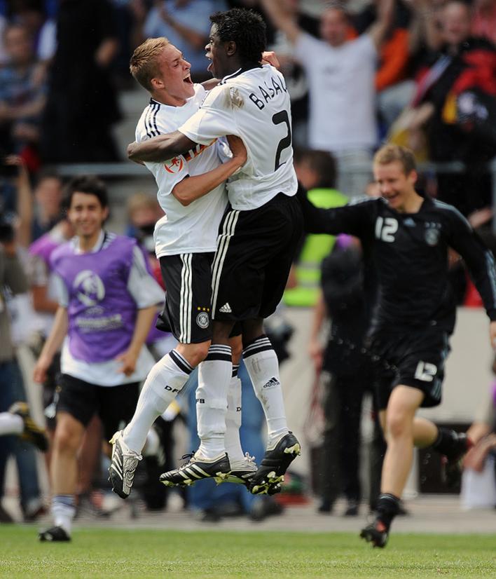 U17 Fußball EM Endspiel 2009
Deutschland-Niederlande
Unbändige Freude nach dem Abpfiff beim deutschen Team