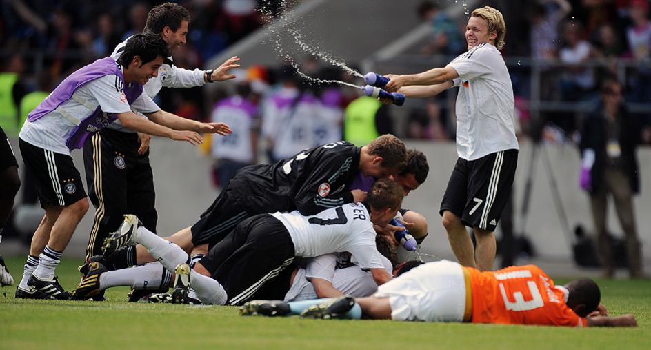 U17 Fußball EM Endspiel 2009
Deutschland-Niederlande
Unbändige Freude nach dem Abpfiff beim deutschen Team