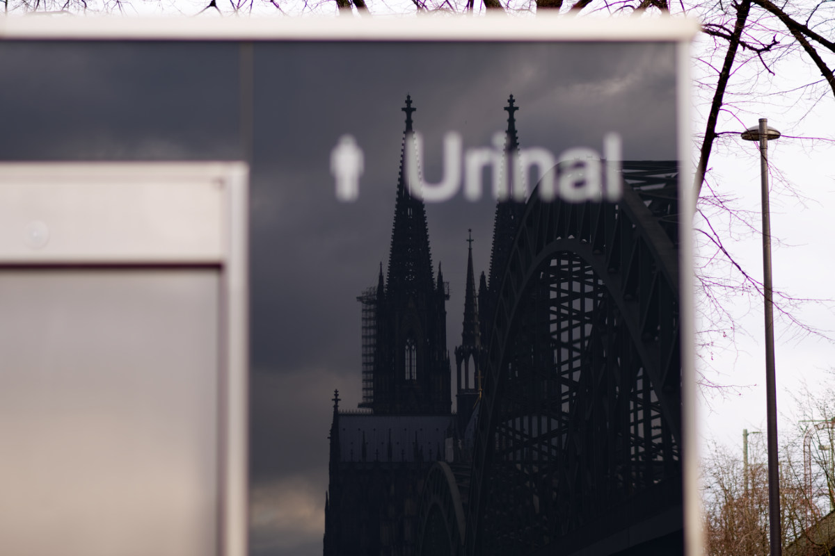 Urinal B