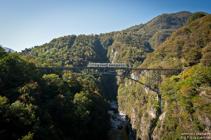 Valle Maggia - Postkartenmotiv: Die Eisenbahnbrücke bei Intregna
