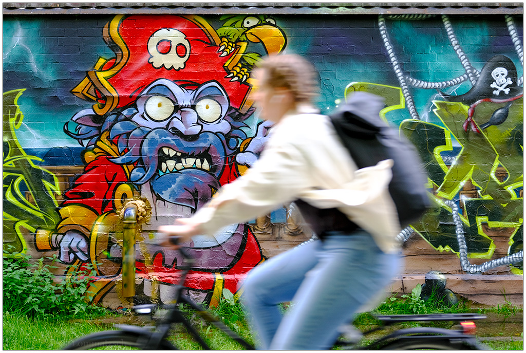 Velogalerie Kiel – Pirat mit bösem Blick auf Radfahrerin
