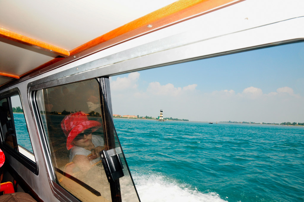 Venedig Spiegelung
Spiegelung eines kleinen Kindes im Fenster des Faehrschiffs vom Festland nach Venedig