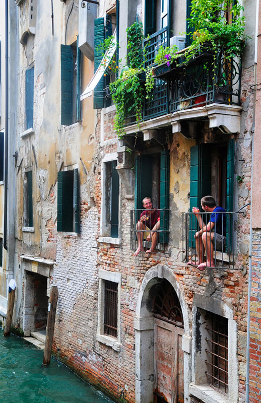 Venedig Tratsch 1 1
Eine kleine Pause, ein Drink in der Hand mit Blick auf den Kanal, so laesst es sich aushalten