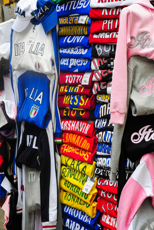 Venedig TShirt 1 1
Ein bunter Verkaufsstand in Venedig
