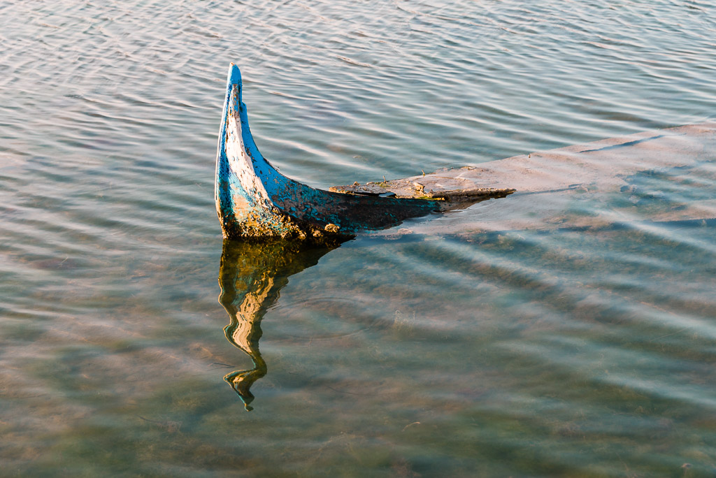 Versunkenes Bot in der Lagune von Venedig