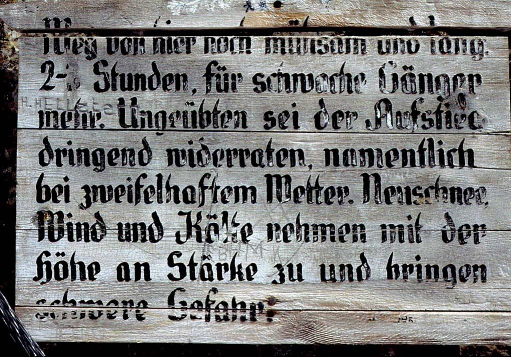 Verwitterte Hinweistafel