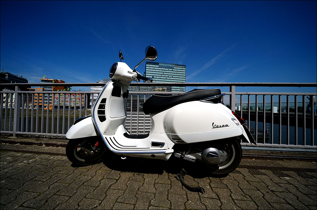 Vespa im Düsseldorfer  Medienhafen