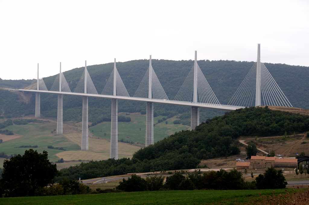 Viaduc de Millau, France
2.5 km lang, Fahrbahn 245 m über Talsohle, höchster Pfeiler 343 m hoch
DSD 5740