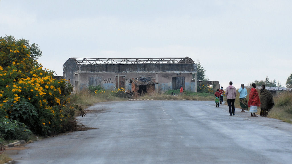 Vista Alegre
Eine schöne Aussicht nach Mosambik.
Das Gebäude wurde im Bürgerkrieg zerstört.

Die Strasse verläuft direkt an der Grenze.
Auf einer Stra