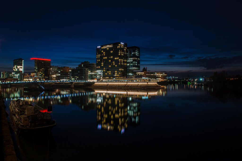 Vom Zollhof im Düsseldorfer Medienhafen der Blick zum Hyatt Hotel in der blauen Stunde. Das Hotel wurde 2010 gebaut, das Hyatt befindet sich im forder