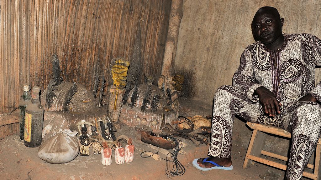 Voodoo Master auf dem Fetischmarkt in Lomé 7712