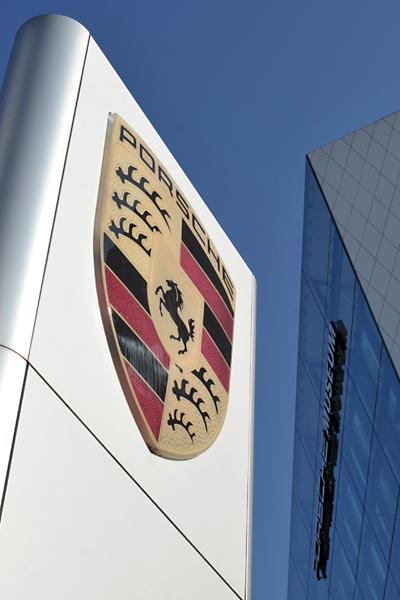 Vor dem Porschemuseum