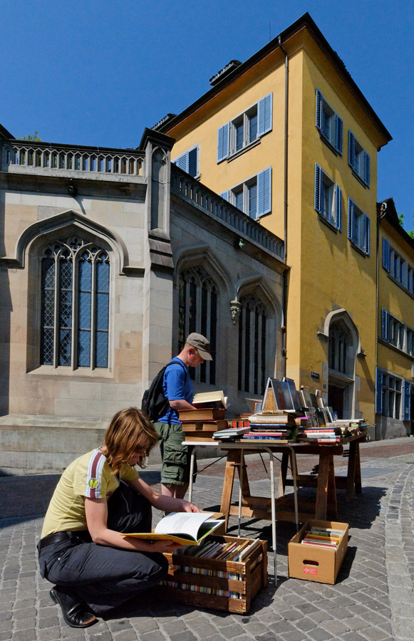 Vor einem Buchladen im Niederdorf, Zürich.
Nikon D80, SIGMA 10-20mm